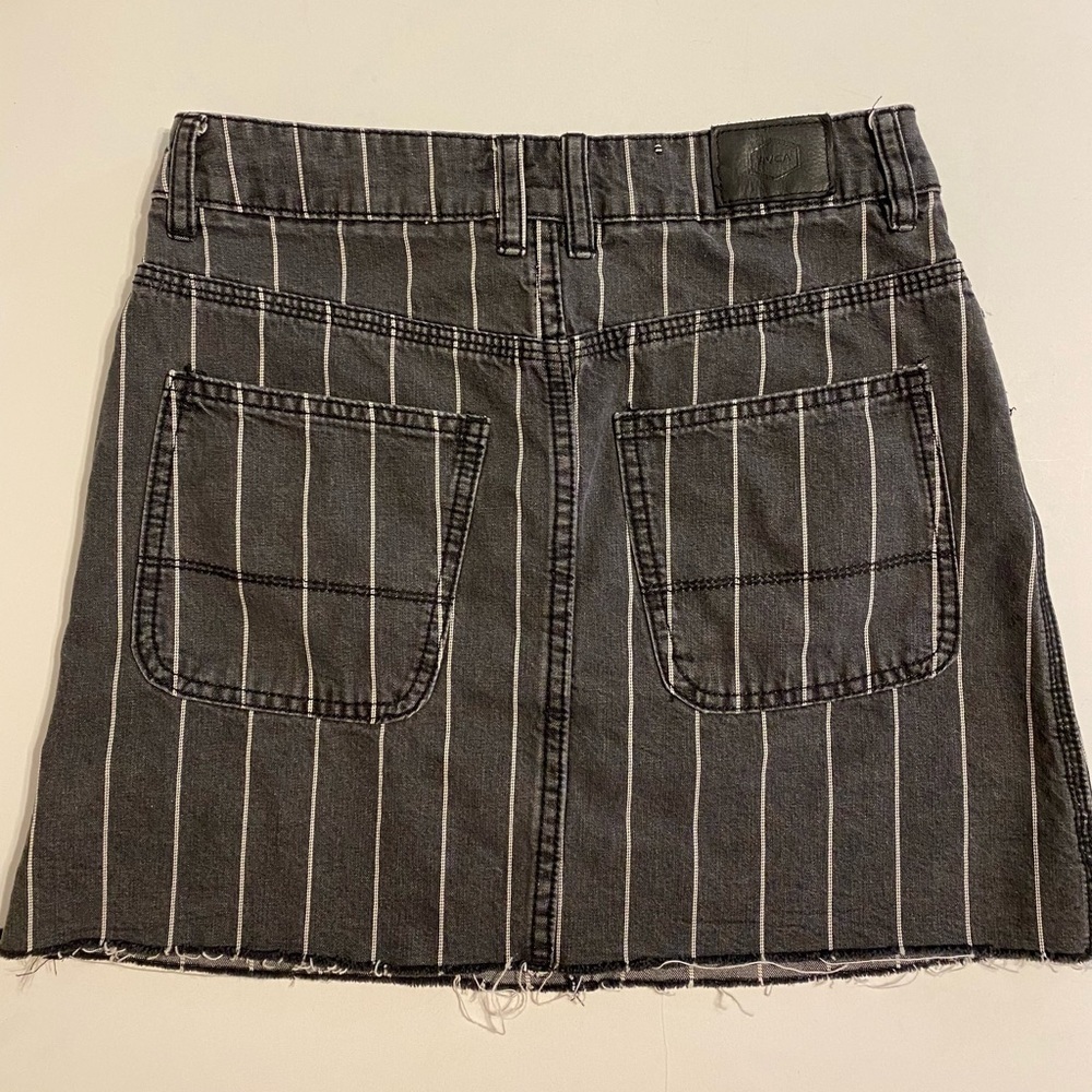 RVCA Rowdy Denim Mini Skirt Stone Washed Black High Rise Raw Hem Size 27 - Picture 2 of 12